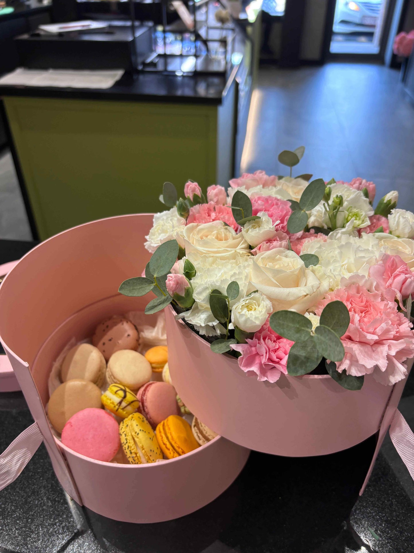 Sweet Morning - Flowers & Macarons Gift Box