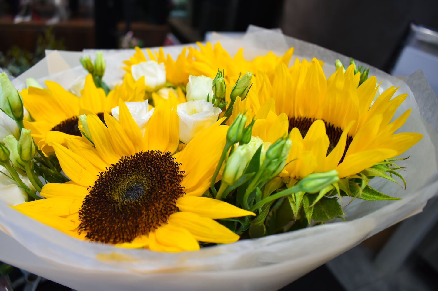 Sunlit Elegance – Sunflower & Lisianthus Bouquet