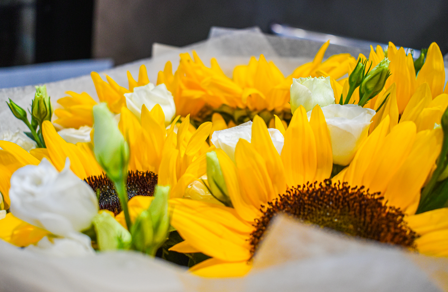 Sunlit Elegance – Sunflower & Lisianthus Bouquet